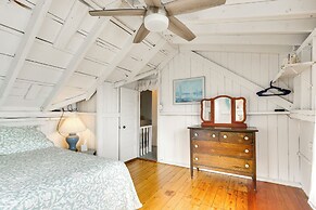 Charming Westbrook Cottage, Steps to Private Beach