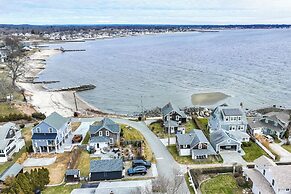 Charming Westbrook Cottage, Steps to Private Beach