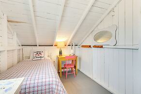Charming Westbrook Cottage, Steps to Private Beach