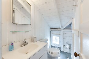 Charming Westbrook Cottage, Steps to Private Beach