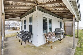 Charming Westbrook Cottage, Steps to Private Beach