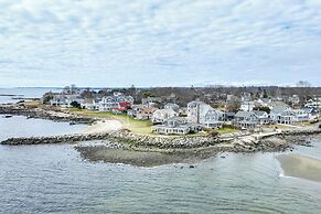 Charming Westbrook Cottage, Steps to Private Beach