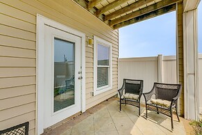 Corpus Christi Condo w/ Community Pool, Near Beach