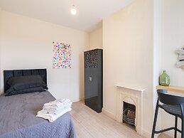 Lovely Large 2-bed House With 2 Reception Rooms