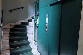 Apartment Near The Metro