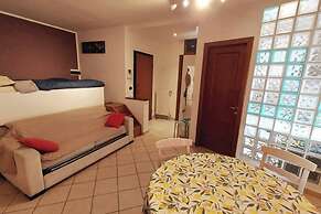 Apartment Near The Metro