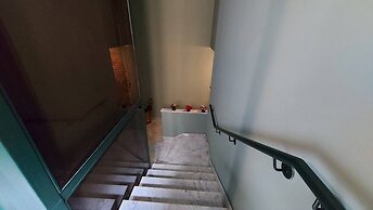 Apartment Near The Metro