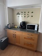 2 Bedrooms, 2 Baths House With a Living Room & an Upstairs Reception r