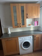 2 Bedrooms, 2 Baths House With a Living Room & an Upstairs Reception r