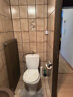 2 Bedrooms, 2 Baths House With a Living Room & an Upstairs Reception r