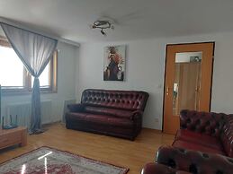 2 Bedrooms, 2 Baths House With a Living Room & an Upstairs Reception r