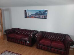 2 Bedrooms, 2 Baths House With a Living Room & an Upstairs Reception r