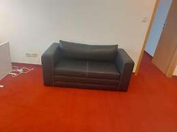 2 Bedrooms, 2 Baths House With a Living Room & an Upstairs Reception r