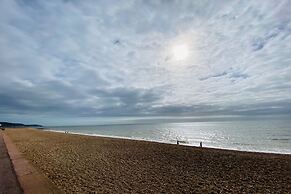 Beachfront Bolthole With Seaview in Idyllic Hythe