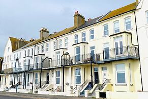 Beachfront Bolthole With Seaview in Idyllic Hythe