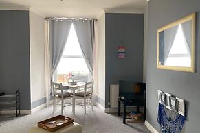 Beachfront Bolthole With Seaview in Idyllic Hythe