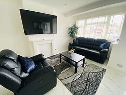 Inviting 4-bed House in Leeds