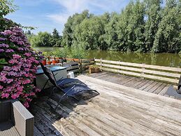 Cosy Chalet With Garden