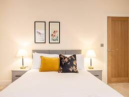 Contemporary One Bedroom Flat by Sojo Stay