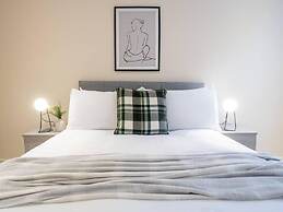 Contemporary One Bedroom Flat by Sojo Stay