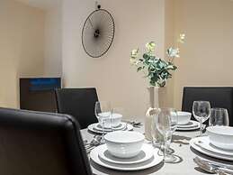 Contemporary One Bedroom Flat by Sojo Stay