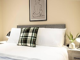 Contemporary One Bedroom Flat by Sojo Stay