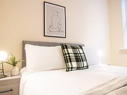 Contemporary One Bedroom Flat by Sojo Stay