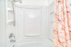 Galloway Townhome w/ Private Deck: Near Casinos!