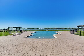 Lakefront Corsicana Condo w/ Pool Access!