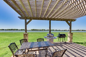 Lakefront Corsicana Condo w/ Pool Access!