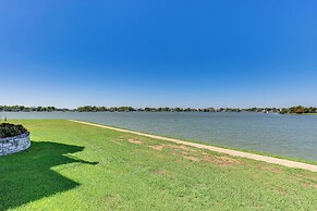Lakefront Corsicana Condo w/ Pool Access!