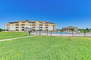 Lakefront Corsicana Condo w/ Pool Access!