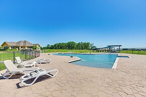 Lakefront Corsicana Condo w/ Pool Access!