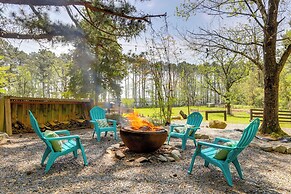Hot Tub & Hiking Trails: Luxe Georgia Farm Retreat