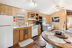 Cabin 10~ Cozy Toronto Lake Cabin ~ Walk To The Water 1 Bedroom Cabin