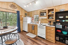 Cabin 10~ Cozy Toronto Lake Cabin ~ Walk To The Water 1 Bedroom Cabin