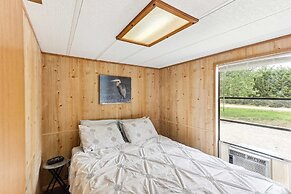 Cabin 10~ Cozy Toronto Lake Cabin ~ Walk To The Water 1 Bedroom Cabin