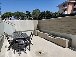 Modern Flat With Swimming Pool by the Beach
