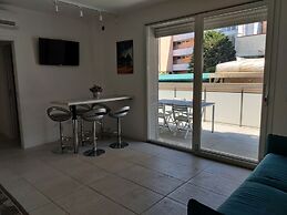 Modern Flat With Swimming Pool by the Beach