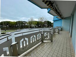 Central Apartment With Shared Pool