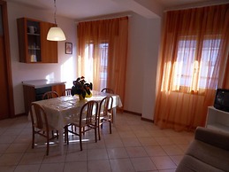 Bright Flat in a Colourful Building - Beahost