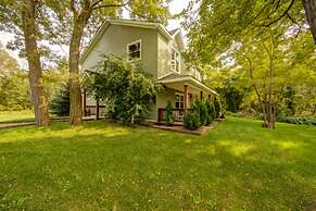 RARE FIND - 6 bdrm Very Private Cottage on 10 acres, Hot Tub, BBQ, Pet