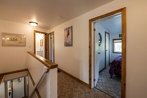 RARE FIND - 6 bdrm Very Private Cottage on 10 acres, Hot Tub, BBQ, Pet