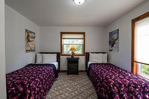 RARE FIND - 6 bdrm Very Private Cottage on 10 acres, Hot Tub, BBQ, Pet