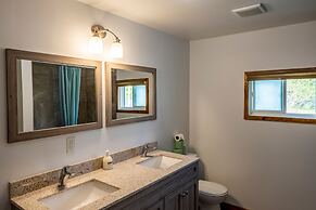 RARE FIND - 6 bdrm Very Private Cottage on 10 acres, Hot Tub, BBQ, Pet