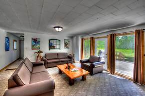 RARE FIND - 6 bdrm Very Private Cottage on 10 acres, Hot Tub, BBQ, Pet