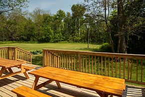 RARE FIND - 6 bdrm Very Private Cottage on 10 acres, Hot Tub, BBQ, Pet