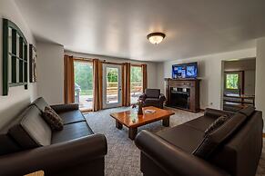 RARE FIND - 6 bdrm Very Private Cottage on 10 acres, Hot Tub, BBQ, Pet