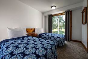 Spacious 8 bdrm Blue Mountain Cottage, Perfect for Large Groups, Priva