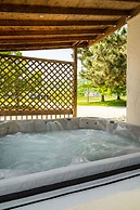 Spacious 8 bdrm Blue Mountain Cottage, Perfect for Large Groups, Priva